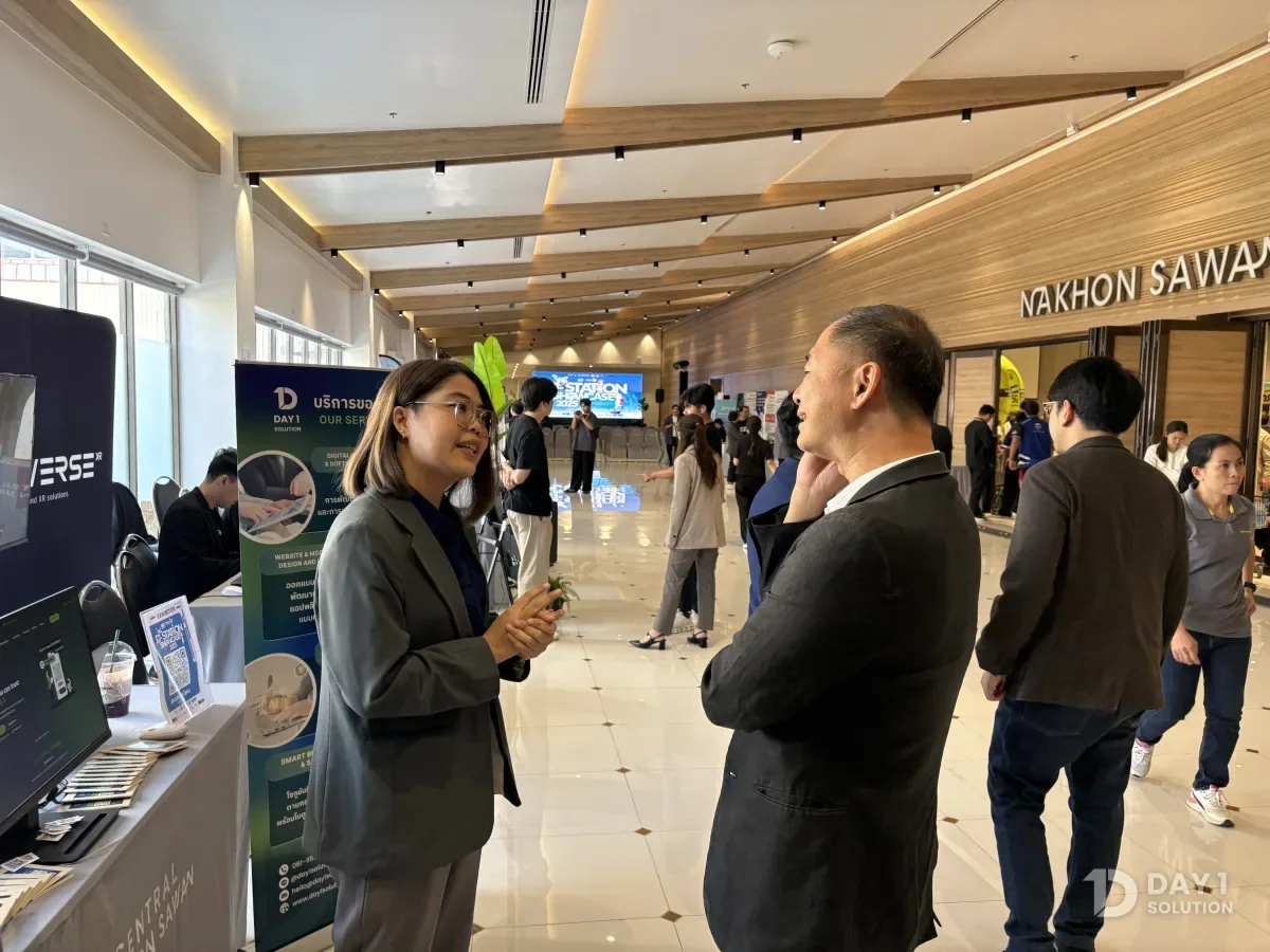 ทีม Day 1 Solution อธิบายโซลูชันซอฟต์แวร์และ AI ให้ผู้เข้าชมบูธในงาน D-station Showcase 2025