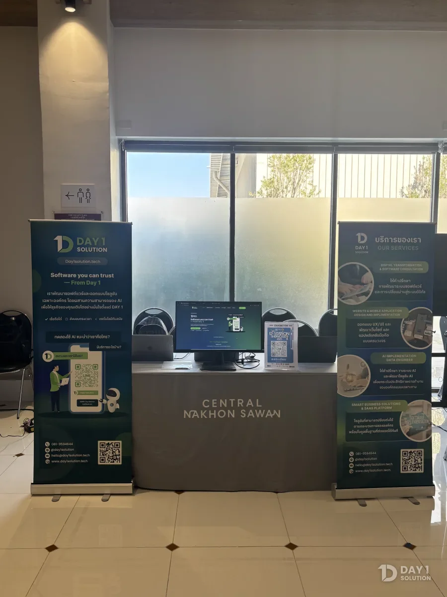 บูธของ Day 1 Solution พร้อมโรลอัพแสดงบริการรับพัฒนาซอฟต์แวร์ในงาน D-station Showcase 2025